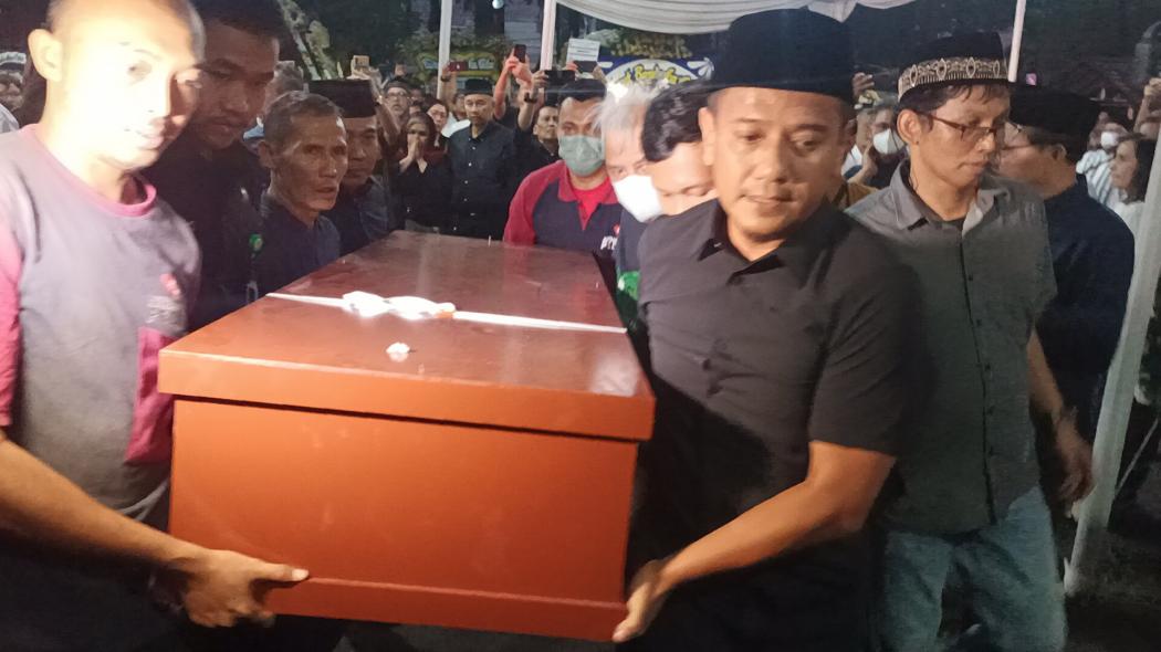 Penuh Haru, Jenazah Sarwono Kusumaatmadja Tiba di Rumah Duka Disambut Tangis Keluarga