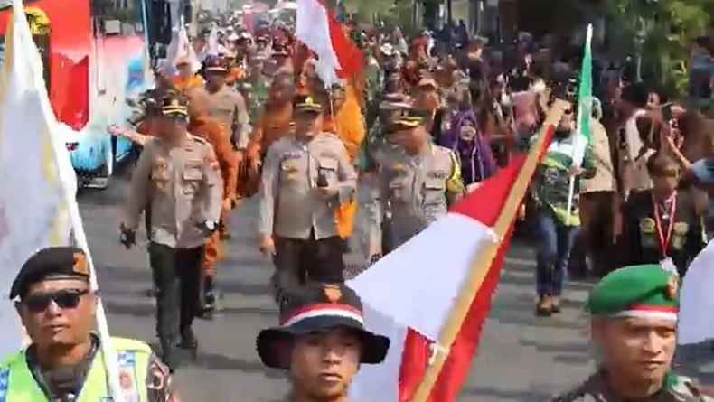 Masuk Kendal, Rombongan Biksu Thudong Disambut Ratusan Warga