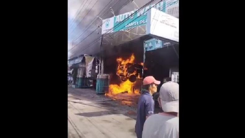 Fortuner Terbakar saat Service di Bengkel, Api Diduga dari Dupa yang Tersambar Bensin