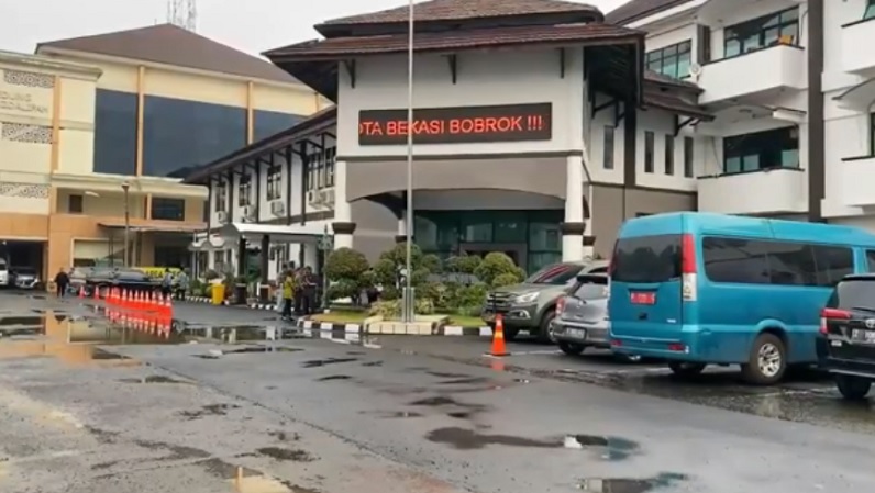 Viral Running Text Berisi Umpatan, Plt Wali Kota Bekasi Minta Polisi Usut Tuntas