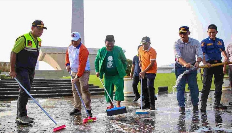 Kawasan Monas Dibersihkan Jelang Peringatan Hari Lahir Pancasila 1 Juni 2023