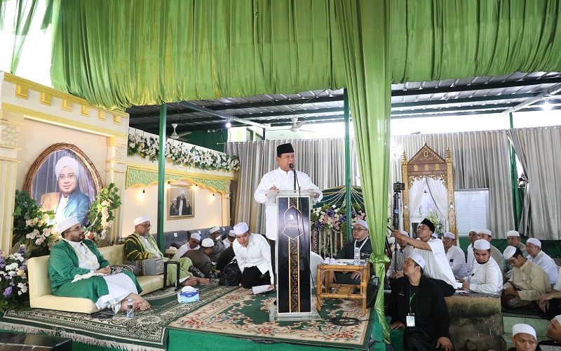Momen Prabowo Miringkan Podium karena Tak Ingin Belakangi Habib dan Ulama saat Haul Akbar Habib Munzir