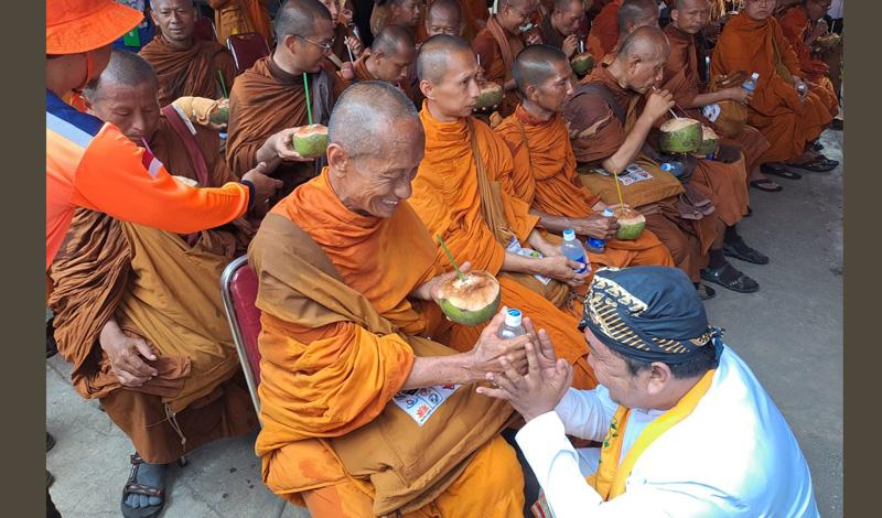 Tiba di Vihara Buddhadipa, 32 Biksu Thudong Disambut Grup Rebana dan Tokoh Lintas Agama