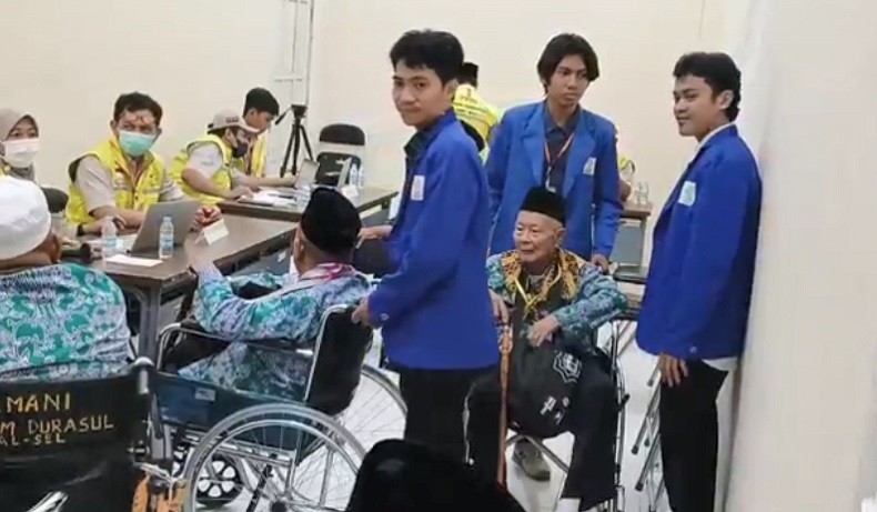 Embarkasi Banjarmasin Berangkatkan 323 Jemaah Haji Kloter Pertama