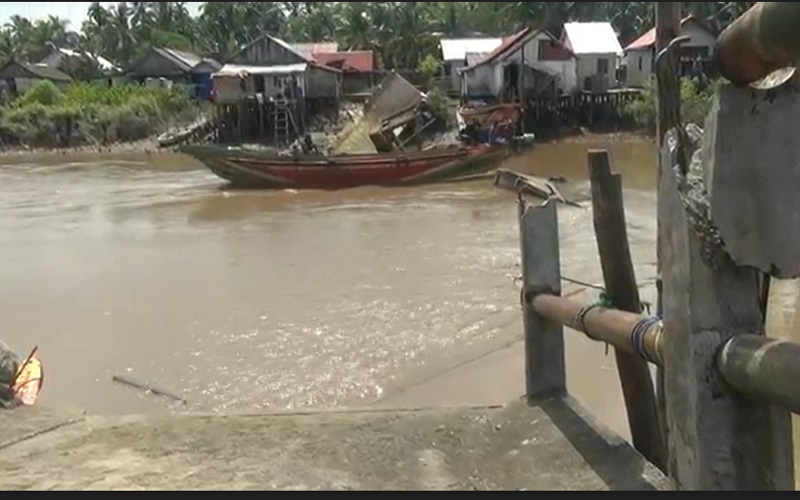 Jembatan Beton Muaro Baru Makarti Jaya Ambruk karena Sering Tertabrak Tongkang