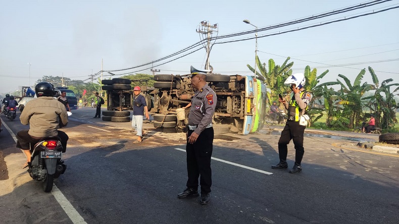 Kecelakaan di Mojokerto, Truk Kontainer Terguling gegara Hindari Pedagang Ayam 