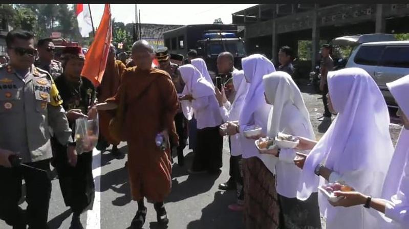  Rombongan 32 Biksu Thudong Disambut Antusias Ribuan Warga dan Santri di Temanggung