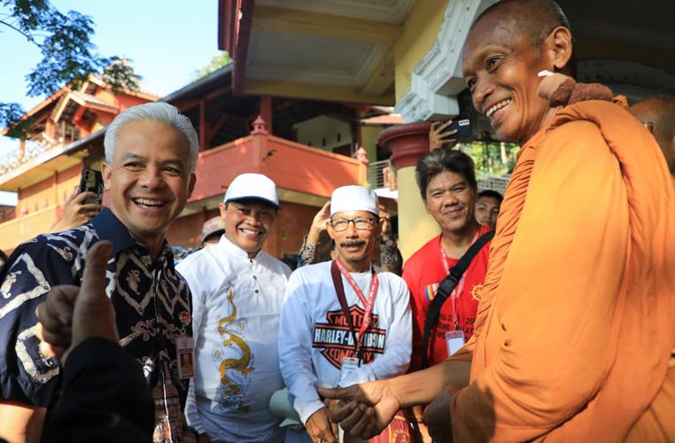  Momen Ganjar Tersenyum Sapa 32 Biksu Thudong saat Beristirahat di Musala