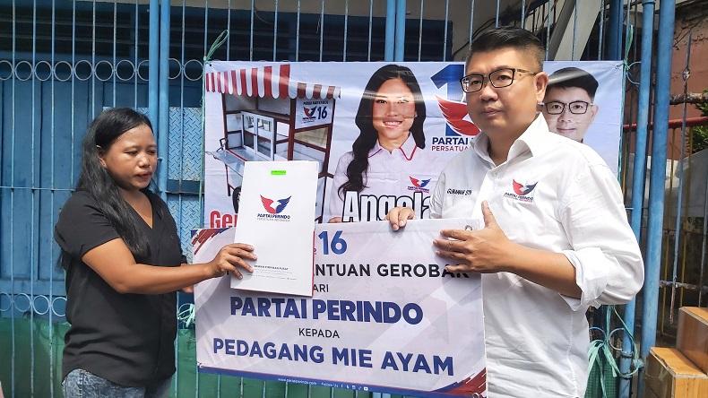 Senang Dapat Gerobak Gratis, Penjual Mi Ayam Doakan Partai Perindo Sukses 