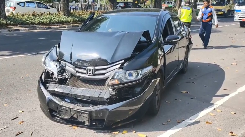 Kecelakaan Beruntun di Surabaya, Civic Ringsek Dihantam Innova lalu Tabrak X-Trail