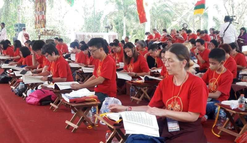 Ratusan Umat Buddha Gelar Doa Perdamaian untuk Indonesia dan Dunia di Borobudur