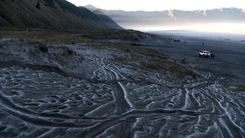 Embun Upas di Lautan Pasir Bromo Pikat Wisatawan, Ini Penampakannya