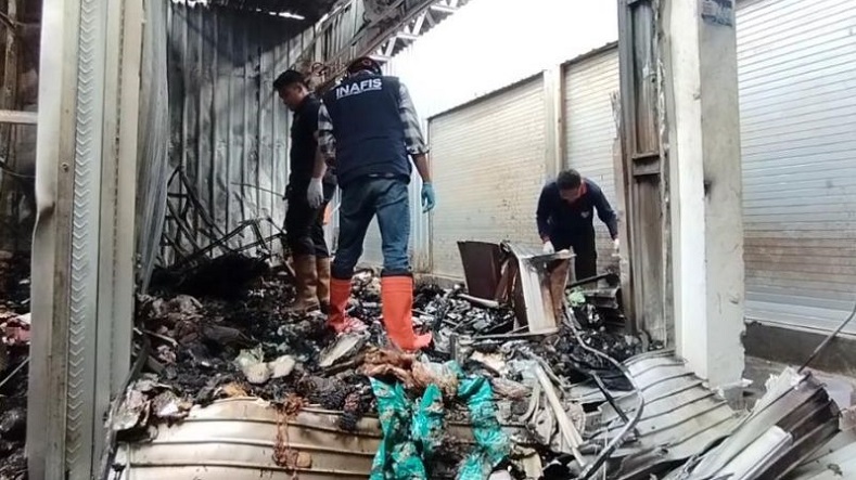 Labfor Polda Jatim Olah TKP Kebakaran Pasar Arjosari Pacitan yang Hanguskan 14 Kios