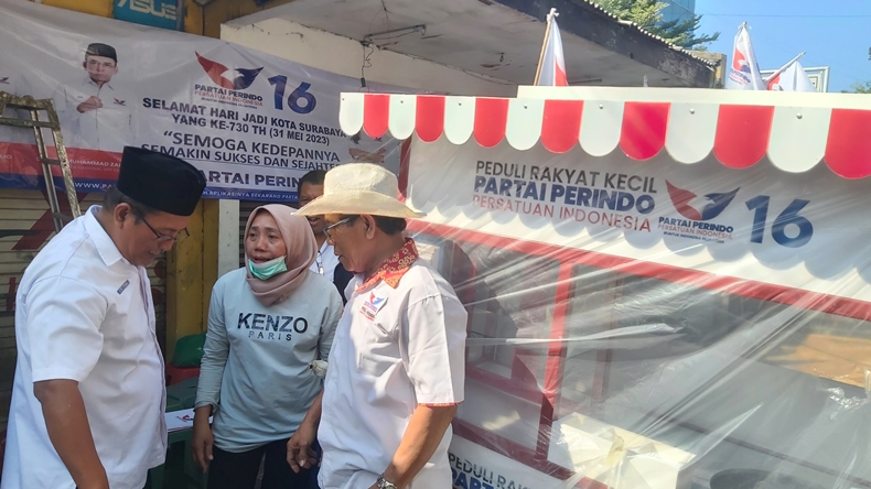 Wujudkan Kesejahteraan Rakyat, Partai Perindo Bagikan Gerobak pada Pelaku Usaha Kecil di Surabaya