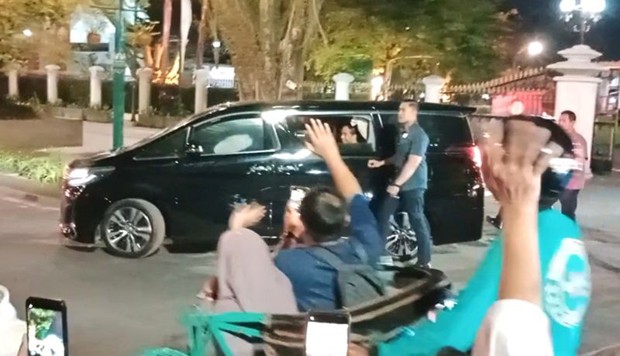 Presiden Jokowi Bagi-Bagi Kaus di Depan Gedung Agung Jogja