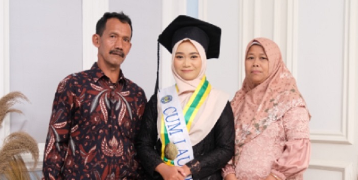 Kisah Inspiratif Anak Tukang Bangunan yang Lulus dengan Predikat Cumlaude