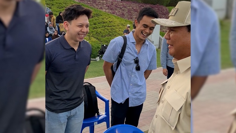 Prabowo Sapa Pilot Indonesia di Qatar, Jabat Tangan hingga Selfie Bareng