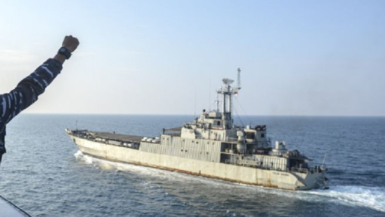 KRI Teluk Hading-538 Terbakar di Perairan Bira Sulsel, Angkut 62 Kru dan 57 Prajurit TNI AD