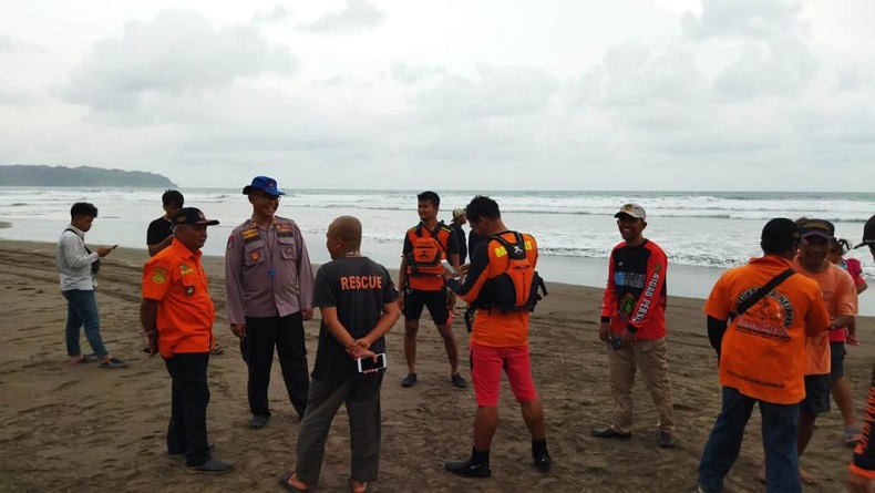 Tim SAR Lanjutkan Pencarian 1 Bocah Hilang Terseret Ombak di Pantai Cikembulan Pangandaran