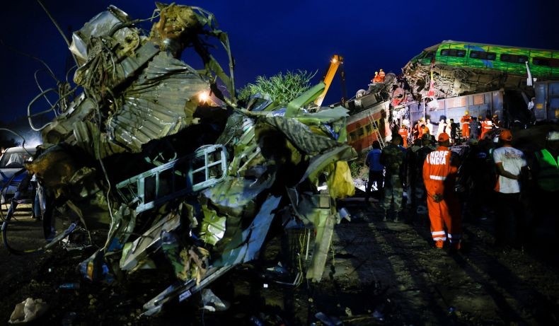 Kecelakaan Kereta di India, Petugas dan Keluarga Masih Cari Korban di Antara Gerbong