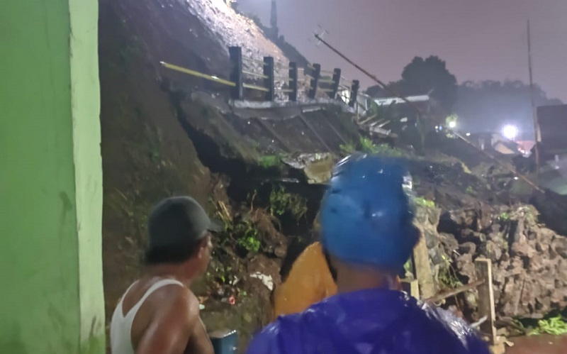 Tembok Penahan Tanah 30 Meter di Bogor Longsor akibat Hujan, Puluhan Warga Mengungsi