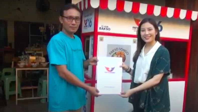 Terima Gerobak Partai Perindo, Usaha Penjual Bakso di Surabaya Ini Kian Maju