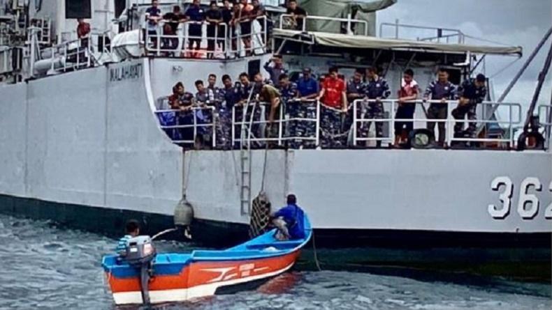 Terombang-ambing 2 Hari di Laut Papua, Ayah dan Anak Diselamatkan KRI Malahayati