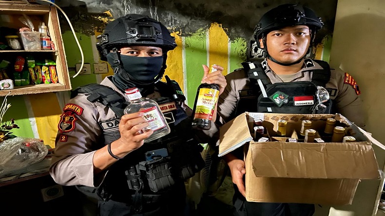 Gerebek Penjual Miras di Solo, Polisi Sita Belasan Botol Minuman Memabukkan