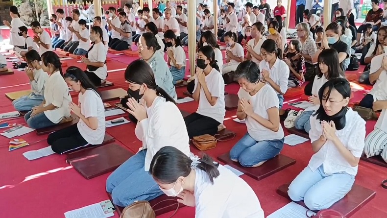Ratusan Umat Buddha di Pantura Cirebon Ikuti Detik-Detik Tri Suci Waisak