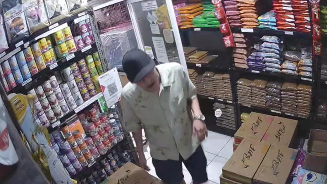 Terekam CCTV, Aksi WNA Hipnotis Penjaga Pet Shop di Duren Sawit