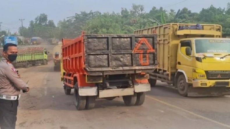 Cegah Pengantar Calon Jamaah Haji Terjebak Macet, Polda Jambi Hentikan Angkutan Batu Bara