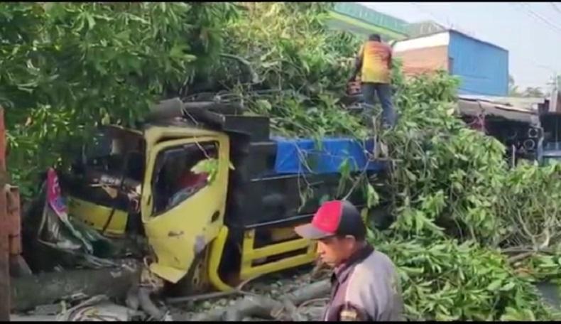 Kecelakaan di Sidoarjo, Truk Pasir Tabrak Bengkel dan Pohon hingga Tumbang 