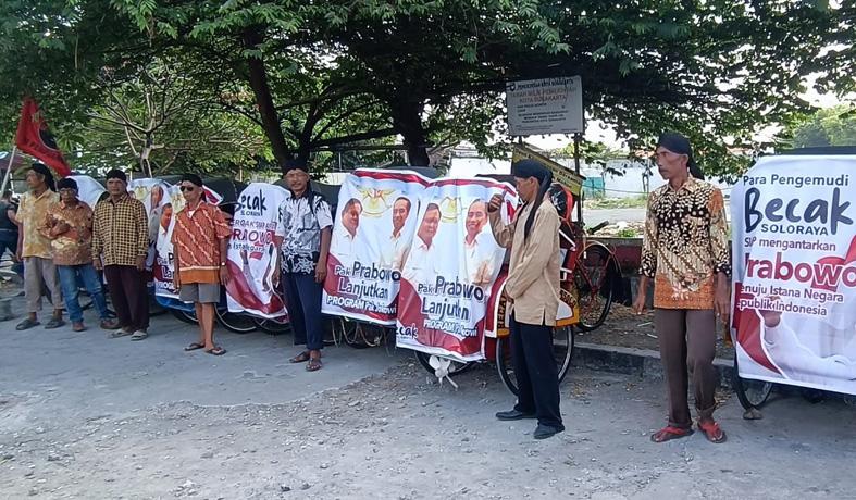 8 Tukang Becak di Solo Sambangi Petilasan Joko Tingkir, Doakan Prabowo Jadi Presiden