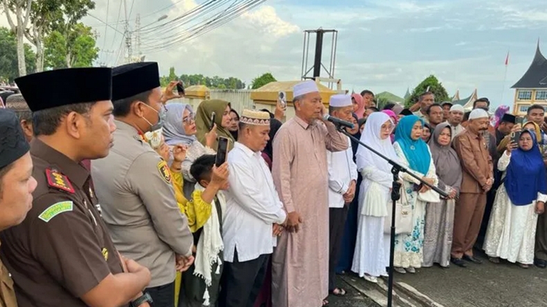 Ketika Lantunan Azan Bupati Pasaman Barat Iringi Keberangkatan Jemaah Haji ke Makkah