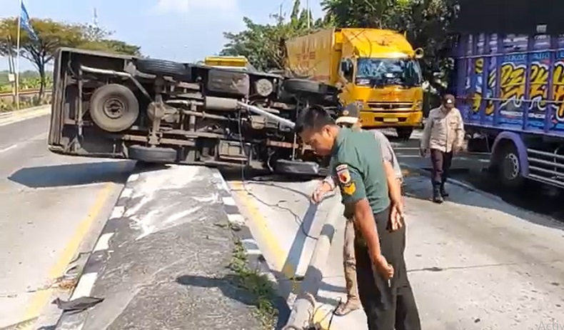Kecelakaan di Lamongan, Mobil Angkut Uang Tabrak Tiang PJU dan Terguling