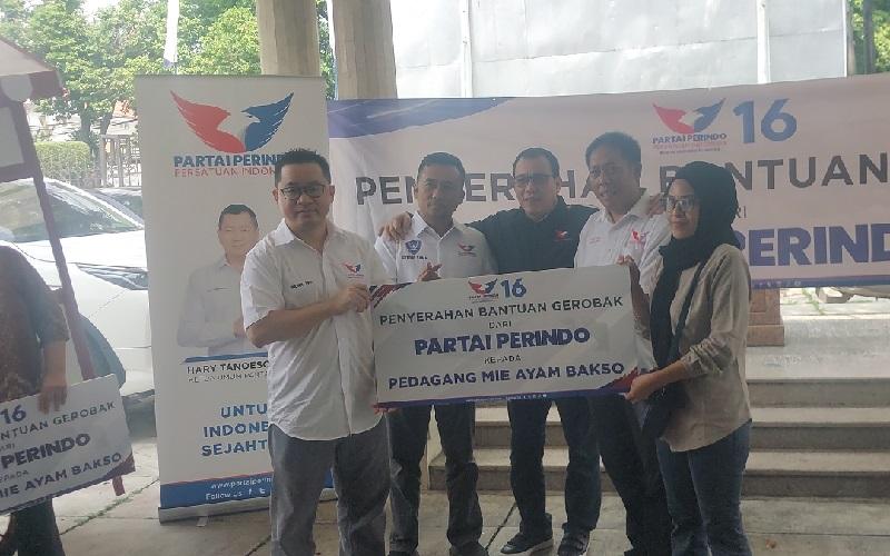 Pedagang Bakmi Terbantu Dapat Gerobak Gratis dari Partai Perindo