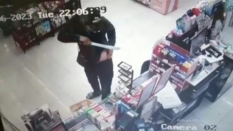 Perampok Todongkan Golok ke Kasir Minimarket di Cisarua KBB, Gasak Uang Puluhan Juta