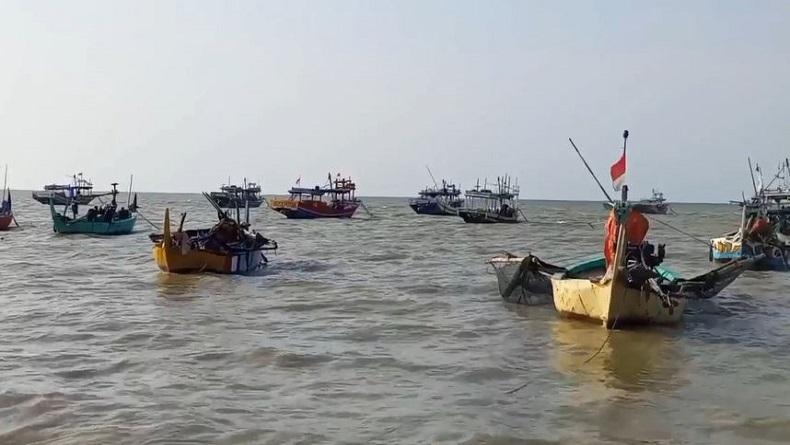 Gelombang Tinggi, Ratusan Nelayan di Rembang Tak Berani Melaut 