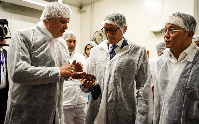 Menparekraf Sandiaga Uno Kunjungi Pabrik Rendang Produksi 30 Ton di Bulgaria