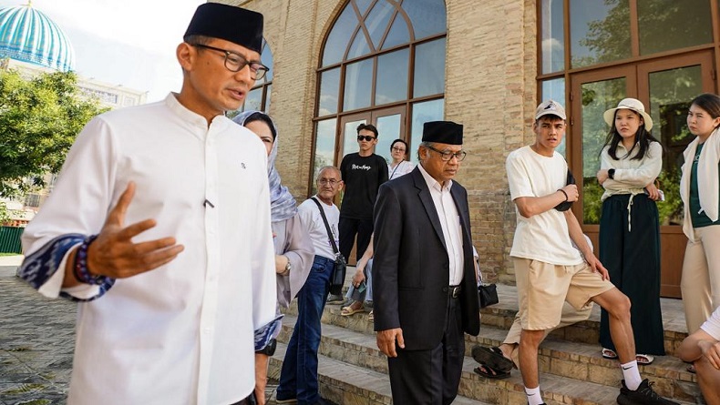 Sandiaga Uno Kunjungi Masjid Tilla Syeikh, Tempat Soekarno Salat di Uzbekistan