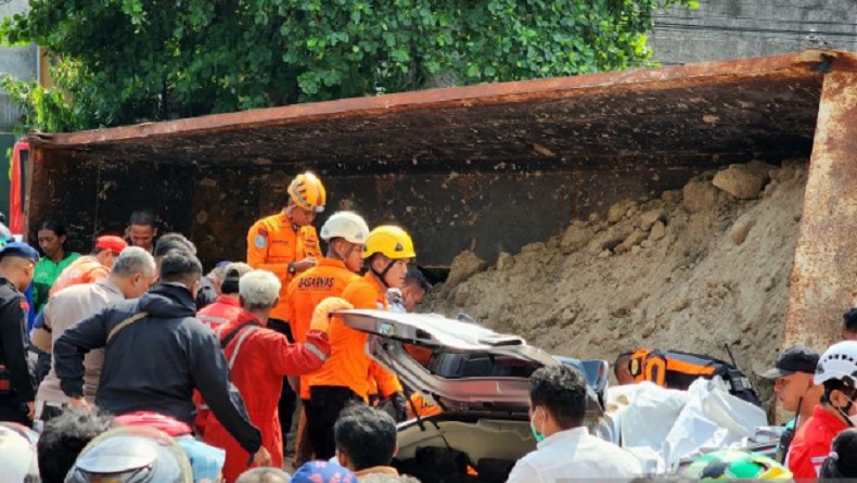 Truk Angkut Tanah Terguling Timpa Toyota Agya, Penumpang Terjebak di Dalam Mobil