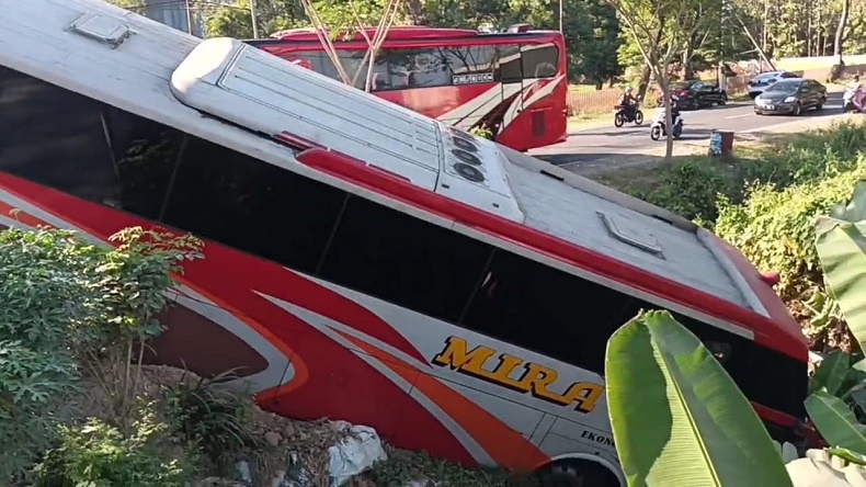 Kecelakaan di Ngawi, Bus Tabrak Pemotor hingga Terjun ke Sungai, 1 Luka Parah