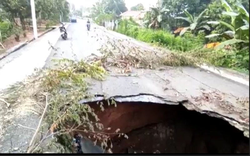 Jalan Provinsi Sumsel di Lahat Ambles, Lalu Lintas Terputus