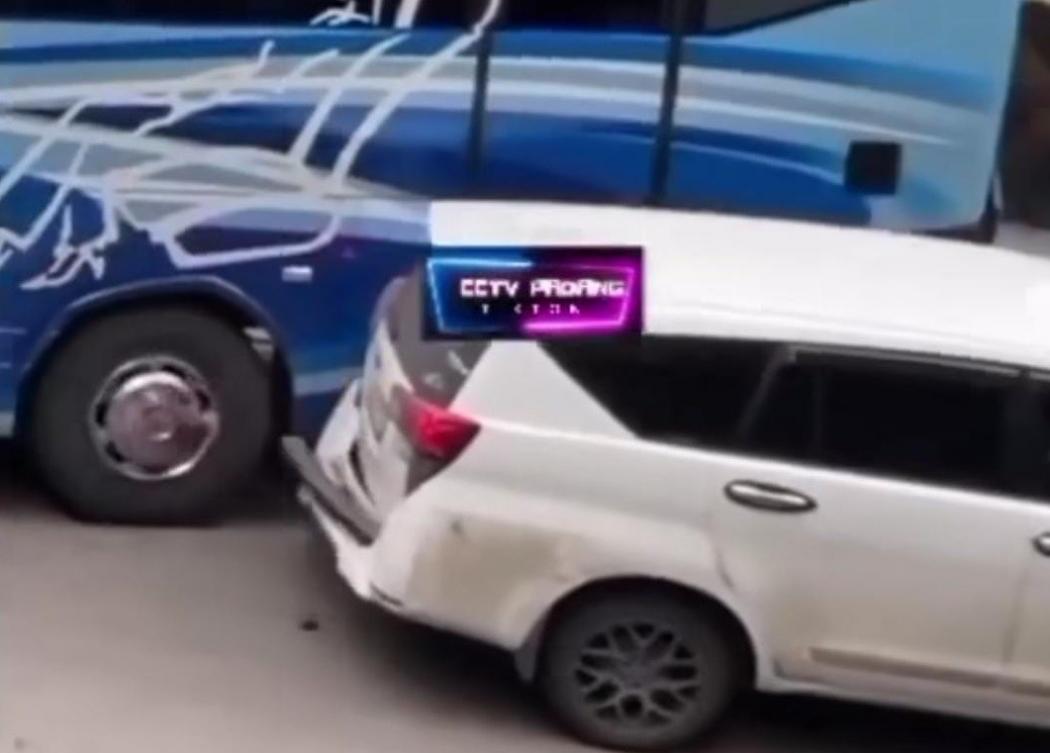 Detik-detik Kijang Innova Disenggol Bus di Sitinjau Lauik, Netizen: Bodi Morodadi Prima Mah Geli-geli Lawan Innova