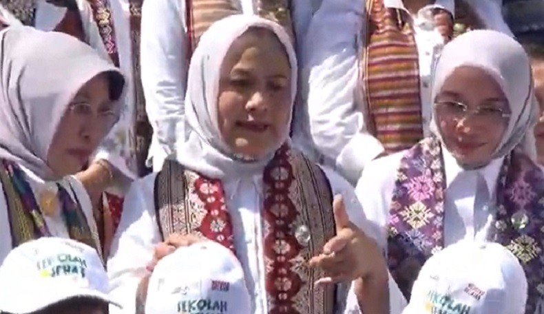 Momen Iriana Jokowi di Bali, Ajak Siswa SD Bermain Permainan Tradisional