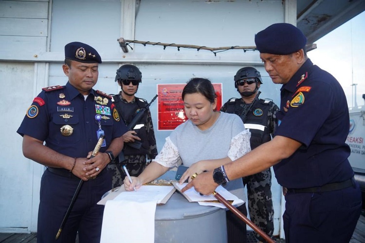 Tertibkan Perizinan Berusaha, KKP Segel 2 Hektare Keramba Jaring Apung di Batam