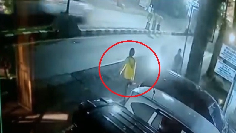 Terekam CCTV Pemotor Diduga Mabuk Tabrak Pejalan Kaki hingga Terpental di Maros