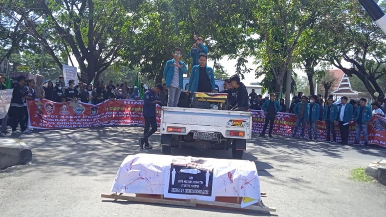 Mahasiswa Demo Kantor Polres Jeneponto, Bawa Spanduk dan Keranda Mayat
