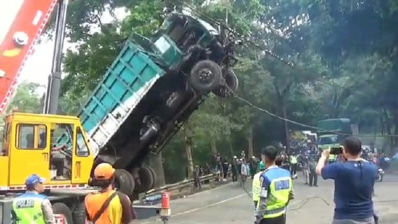 Dramatis, Evakuasi Truk dari Jurang Cadas Pangeran Sumedang Berlangsung 5 Jam