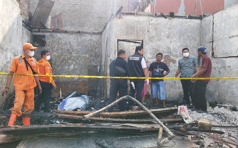 Mengais Puing di Lokasi Kebakaran Pademangan, Warga Kaget Temukan Mayat Tertimbun